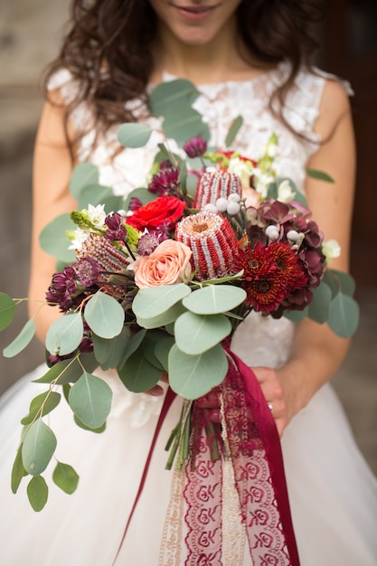 Ramo de novia en manos de la novia