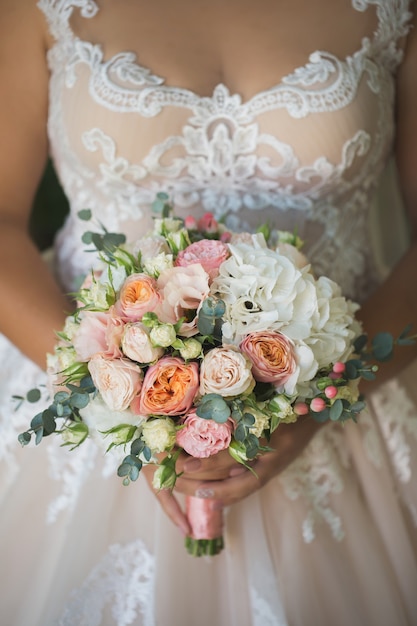 Ramo de novia en manos de la novia