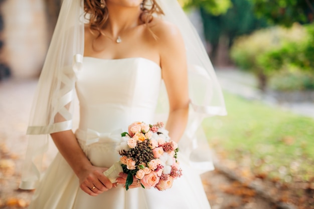 Ramo de novia en manos de la novia