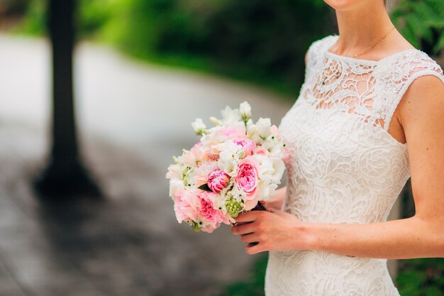 Ramo de novia en manos de la novia