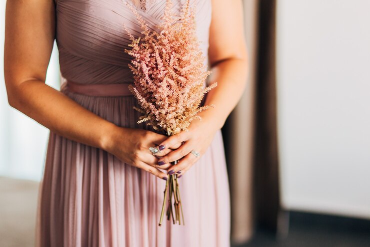 Ramo de novia en manos de la novia