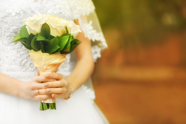 Ramo de novia en manos de la novia.