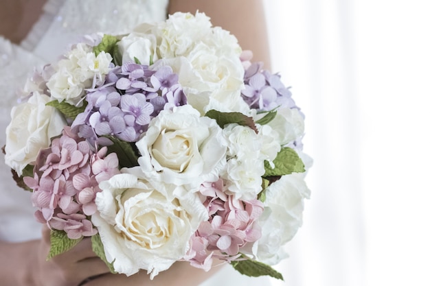 Ramo de novia en manos de la novia.