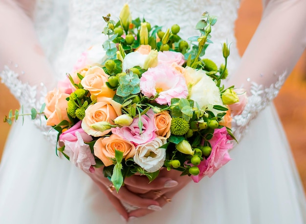 Ramo de novia en manos de la novia