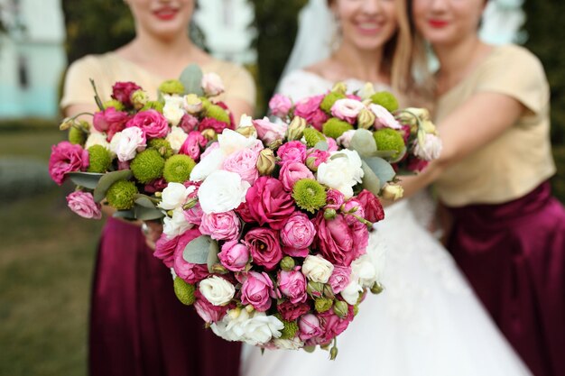 ramo de novia en manos de la novia