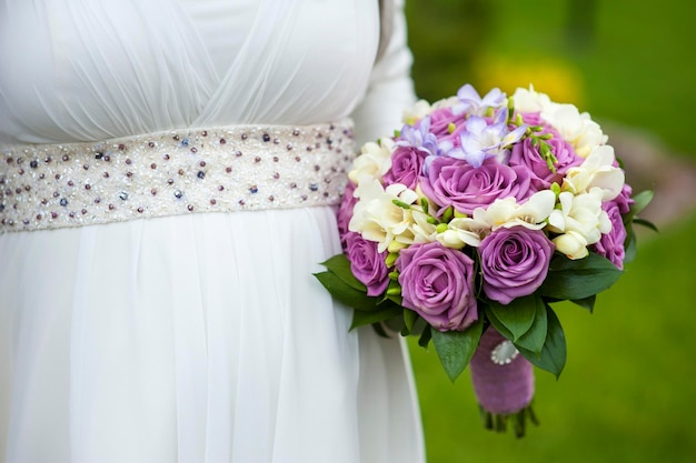 Ramo de novia en manos de la novia.