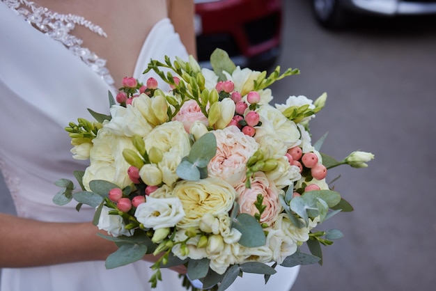 Ramo de novia en manos de novias novia en el jardín