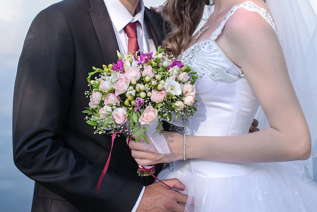 Ramo de novia en manos de los novios closeup