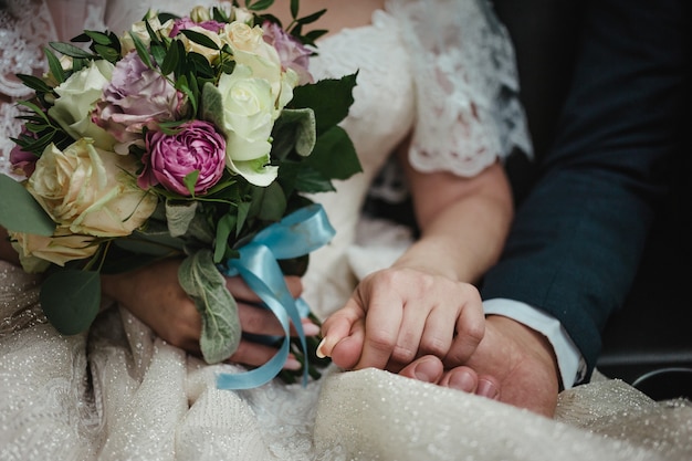 Ramo de novia en manos de los novios