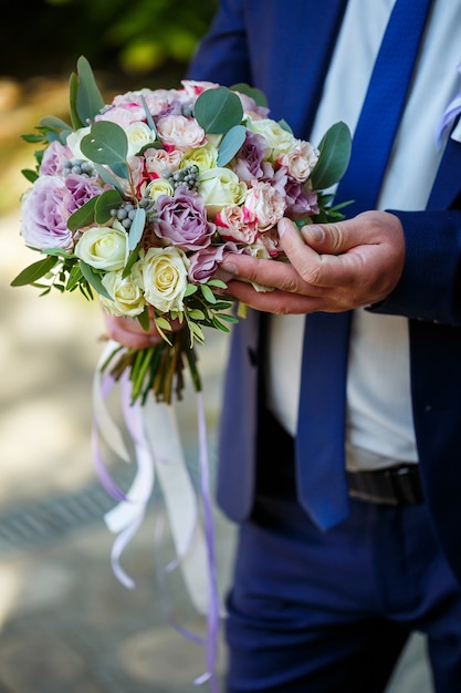 Ramo de novia en manos de los recién casados