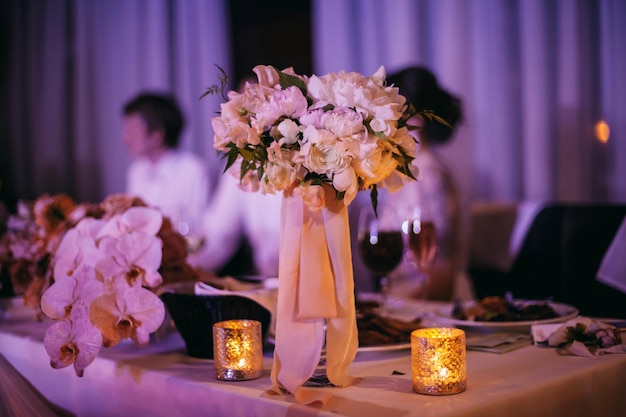 Ramo de novia en la mesa de los recién casados en el restaurante, ambiente festivo