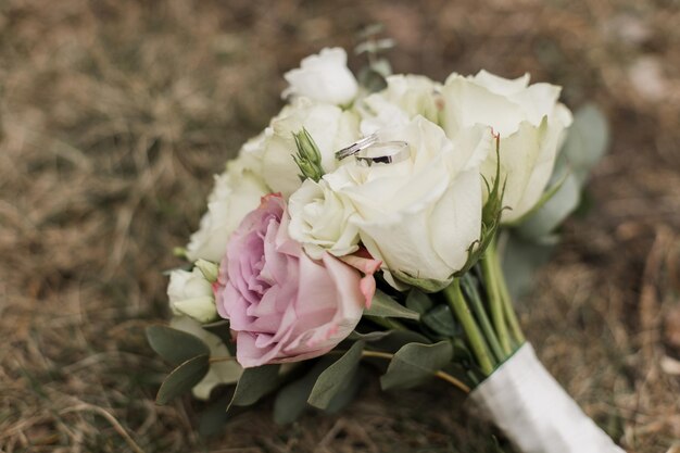 Ramo de novia de la novia con anillos de boda