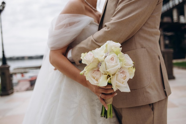 Ramo de novia de la novia Día de la boda Novia feliz Ramo de la novia Hermoso ramo de flores blancas Hermosas flores