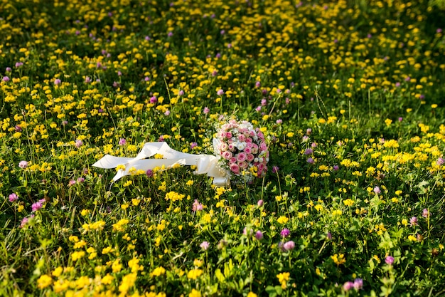 Ramo de novia Novia flores Decoración de boda. Día de la boda