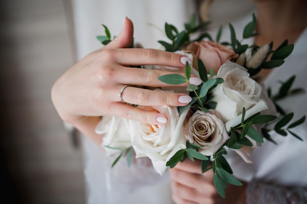 Ramo de novia de la novia en las manos.