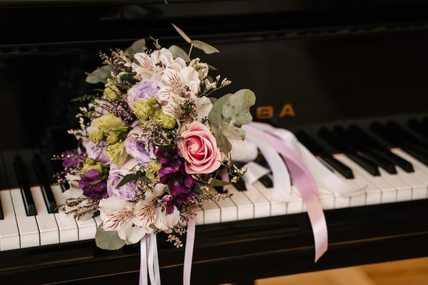 Ramo de novia de la novia en las teclas del piano