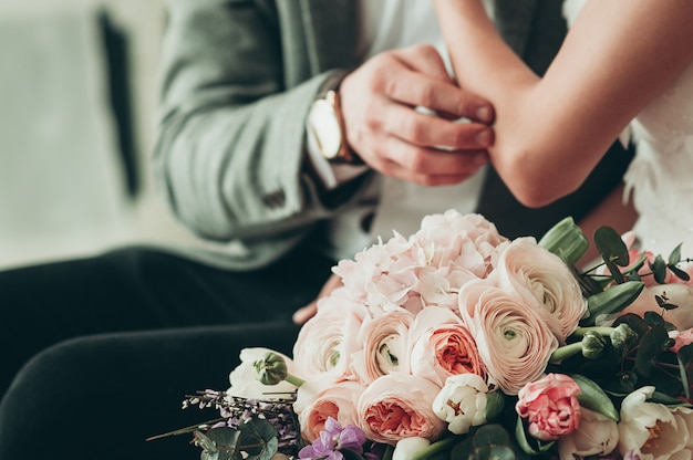 Ramo de novia con novios borrosos