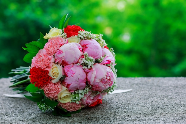 Ramo de novia con orquídeas blancas, margaritas y frutos rojos.