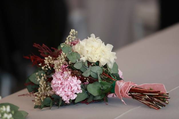 Ramo de novia de país de flores sobre la mesa