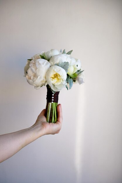 Ramo de novia de peonías blancas y ranúnculos Floristería de boda