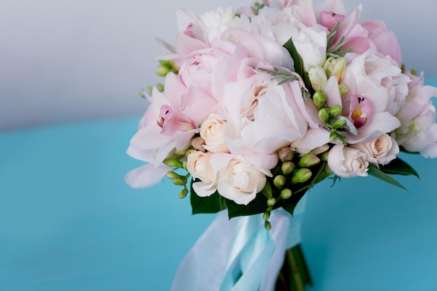 El ramo de la novia de peonías rosas suaves y rosas blancas Floristería de bodasForma clásica