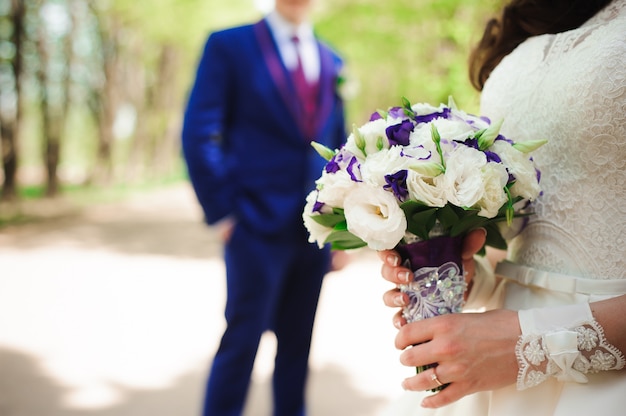 Ramo de novia, ramo de hermosas flores el día de la boda