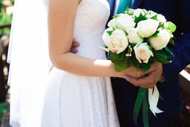 Ramo de novia, ramo de hermosas flores en el día de la boda