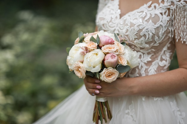 Ramo de novia redondo de delicadas peonías rosas y blancas 2565