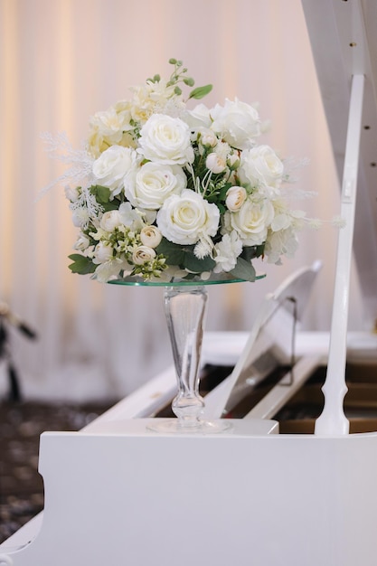 Ramo de novia en el restaurante en la mesa flores blancas elemento de decoración en la decoración del restaurante