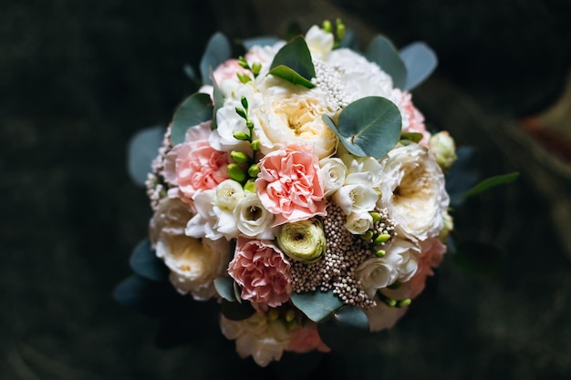 Ramo de novia rosa blanco con hojas verdes Este es un hermoso ramo de diseñador para una boda