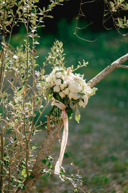 Ramo de novia de rosas blancas alcatraces flores madreselva