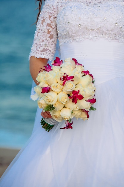 Ramo de novia de rosas blancas mano de novia hermoso ramo de novia en mano de novias