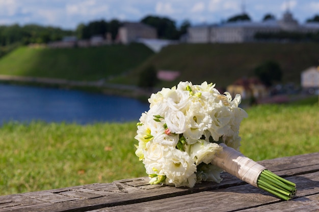 Ramo de novia con rosas blancas.