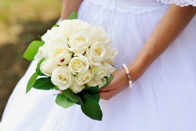 Ramo de novia de rosas blancas.