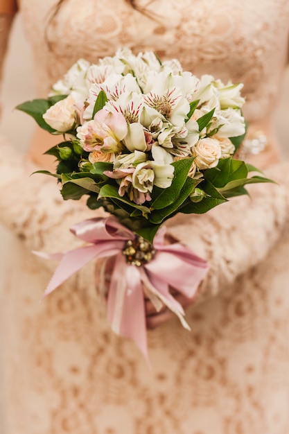 Ramo de novia de rosas blancas