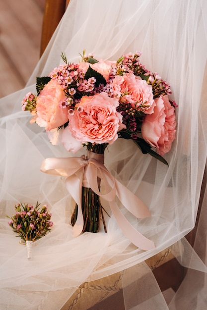 Ramo de novia con rosas y boutonniere.