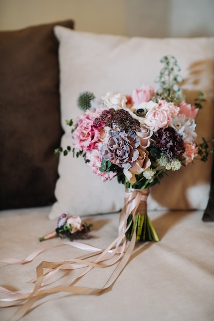 Ramo de novia con rosas y flor en el ojal. La decoración de la boda.