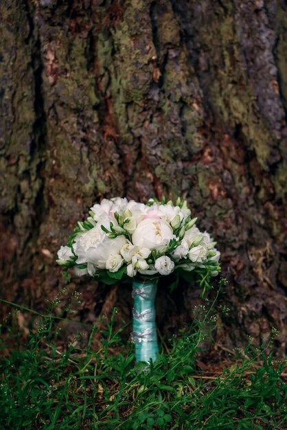 ramo de novia de rosas y peonías blancas y rosas