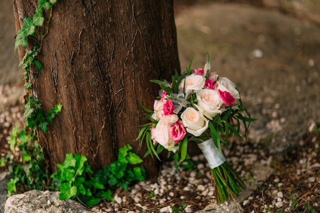 Ramo de novia de rosas peonías y suculentas.