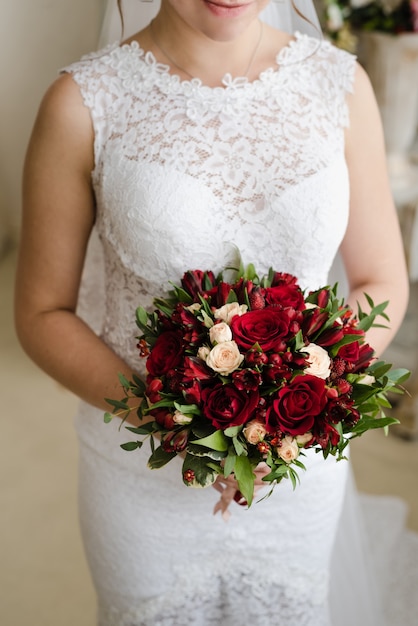 ramo de novia de rosas rojas novia sosteniendo ramo día de la boda ramo de novia