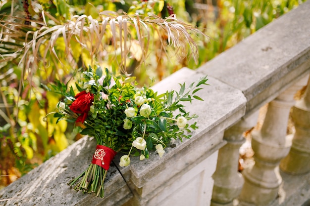 Ramo de novia de rosas rojas y rosas ramas de boj no capullos de flores blancas y rojas