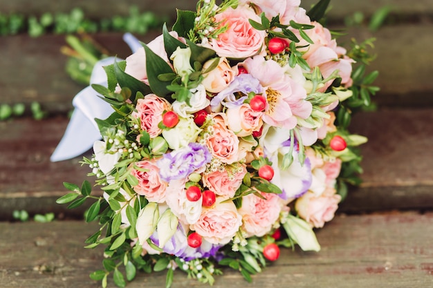 Ramo de novia de rosas rosadas, blancas y moradas