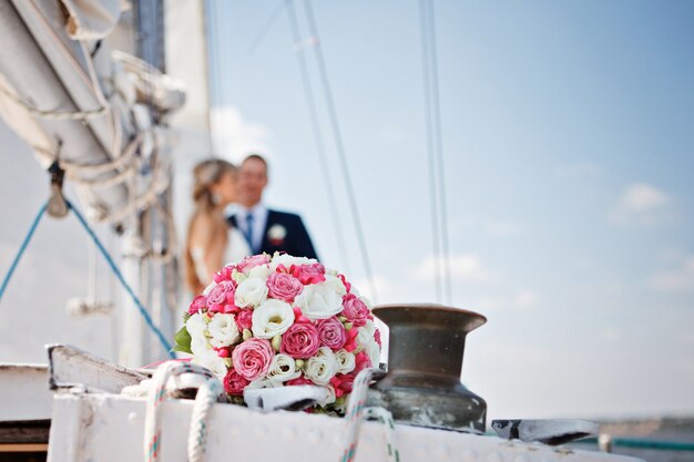 Ramo de novia con rosas rosadas y blancas