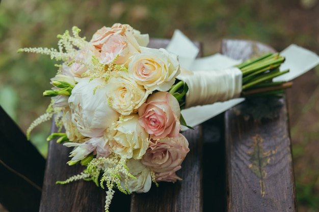 Foto ramo de novia de rosas rosadas y blancas