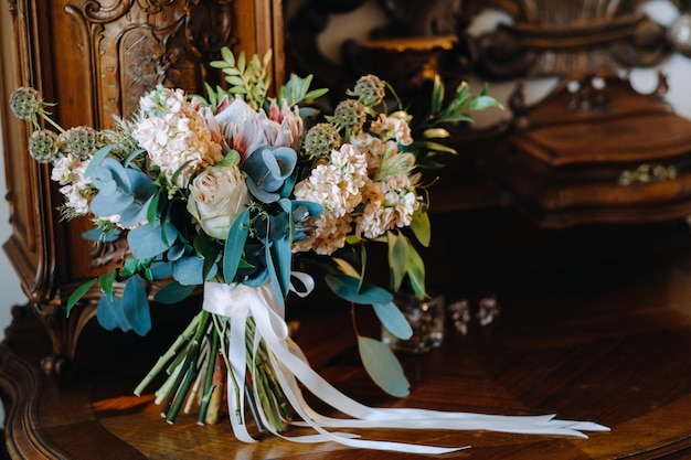 Ramo de novia de rosas en la superficie. Floristería de bodas