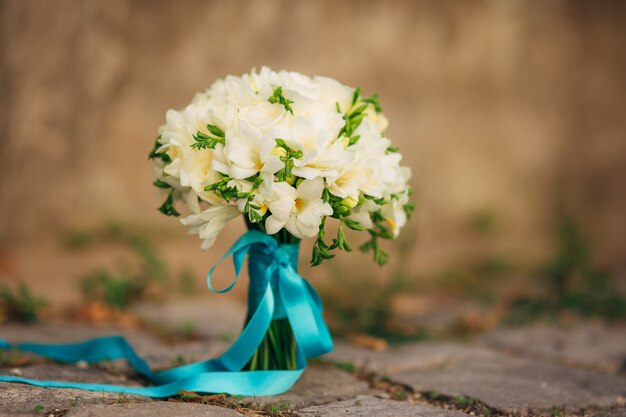 Ramo de novia sobre un fondo de piedra