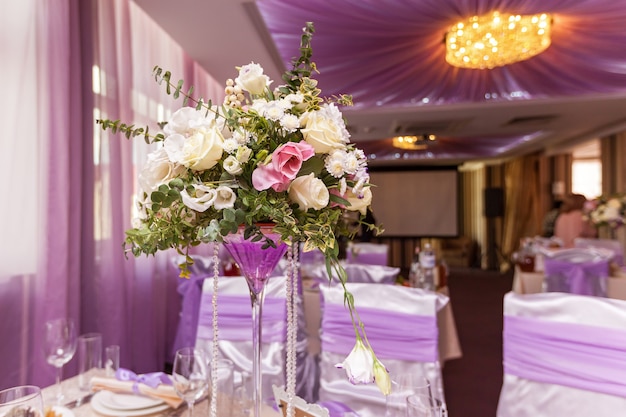 Foto un ramo de novia está sobre la mesa en el fondo del salón. ramo de novia.