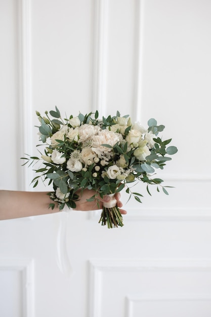 Ramo de novia en tonos blancos para la boda Rosa de eucalipto eustoma dianthus