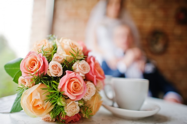 Ramo de novia en vintage cafe recién casados