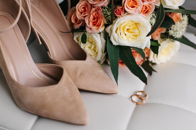 Ramo de novia zapatos beige y alianzas Los complementos de la novia Mañana de boda